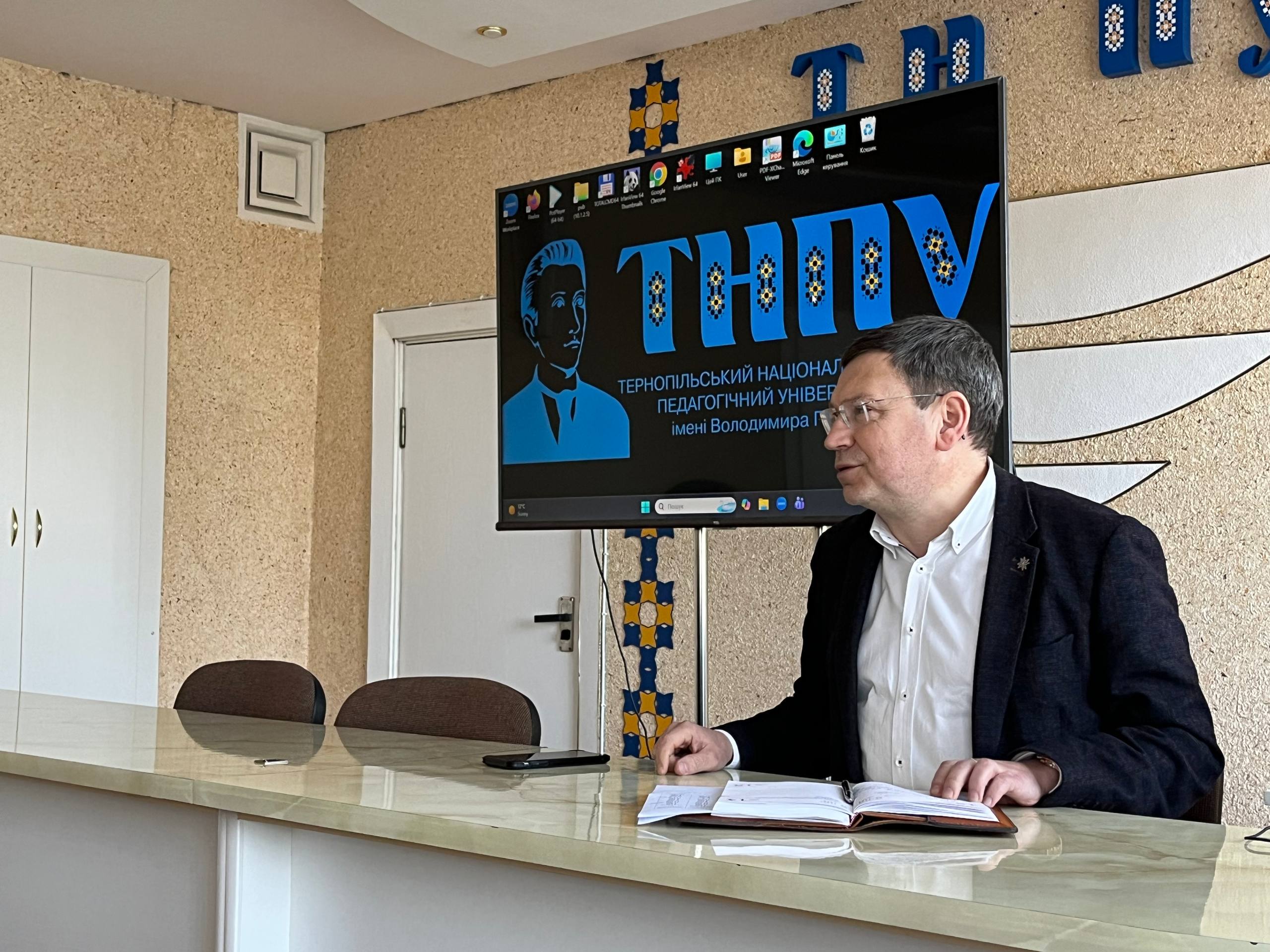 Rektor_profesor_Bohdan_Buiak_reziumuie_zasidannia